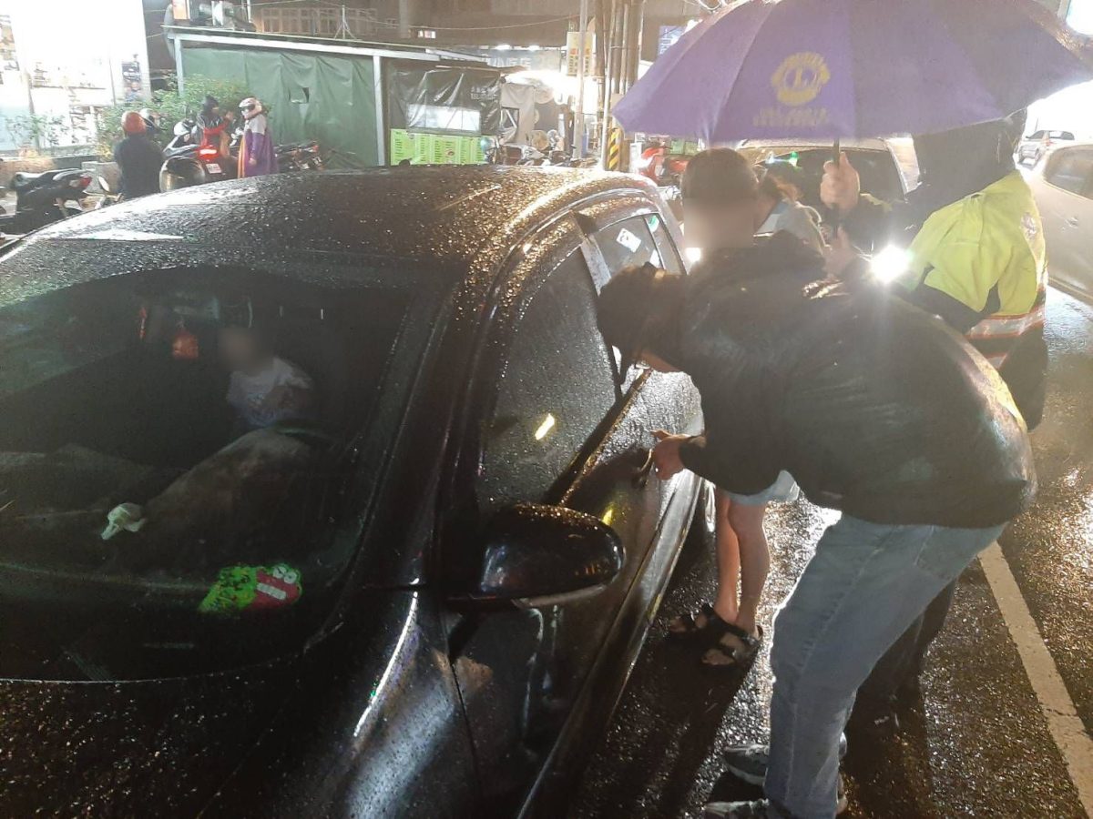誤控中控鎖2歲童反鎖車內 警即時救安撫女童脫困 489646 scaled