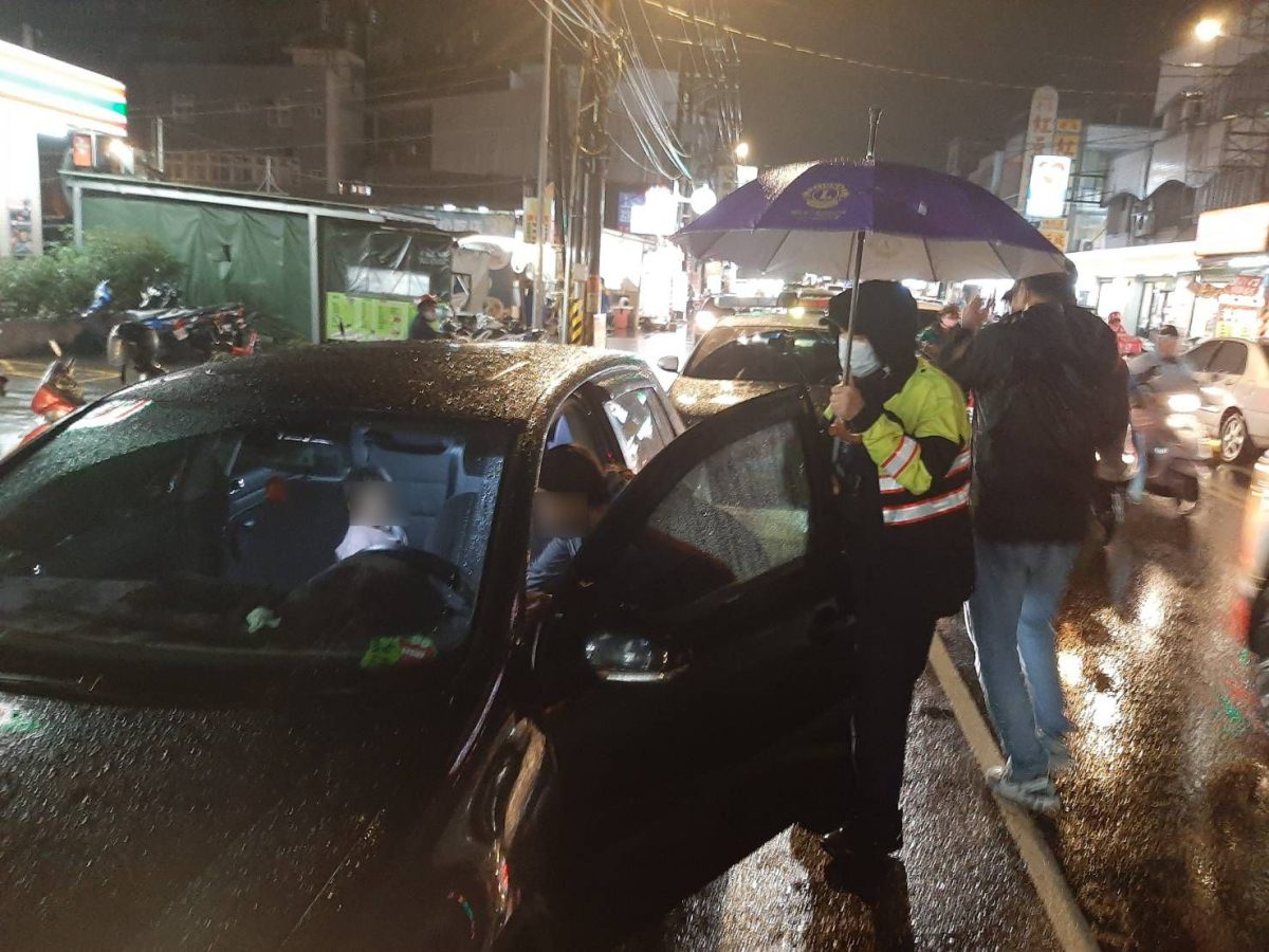 誤控中控鎖2歲童反鎖車內 警即時救安撫女童脫困 489647 scaled