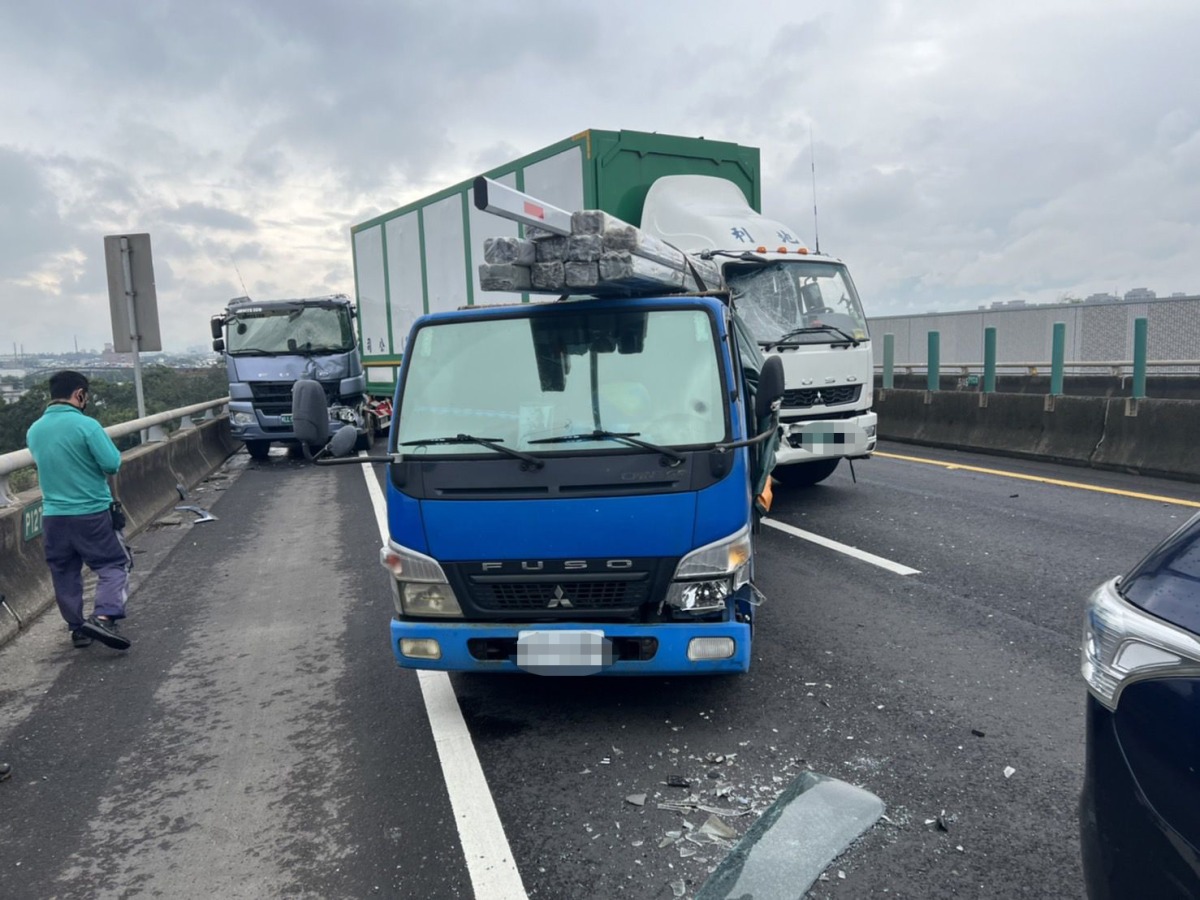 台66平鎮段5車連環撞 大貨車駕駛受傷 491188
