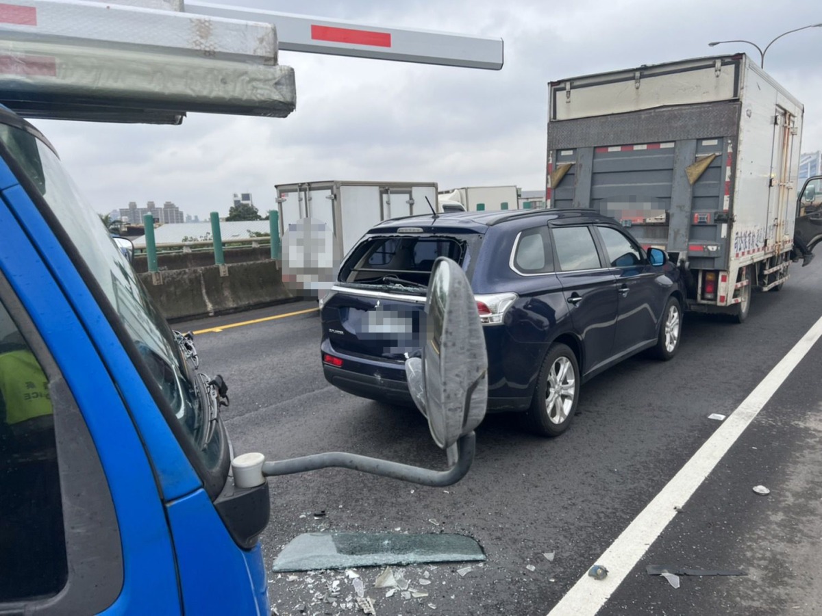 台66平鎮段5車連環撞 大貨車駕駛受傷 491192