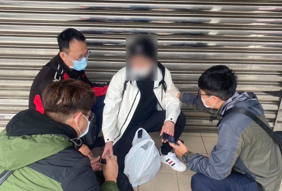 平鎮警埋伏逮詐欺通緝犯 身上竟搜出這個 492608 scaled e1671068652300