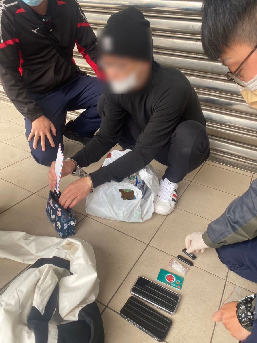 平鎮警埋伏逮詐欺通緝犯 身上竟搜出這個 492663 scaled