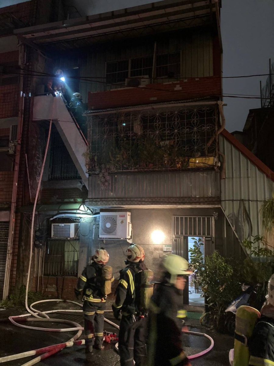 桃園區玉山街民宅4樓火警 家具付之一炬 833069 scaled