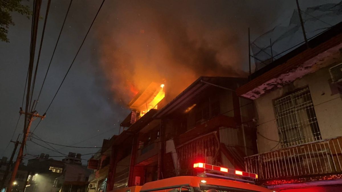 桃園區玉山街民宅4樓火警 家具付之一炬 833070 scaled