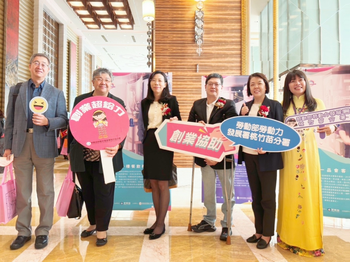 A桃竹苗分署長林淑媛右二與企業主白博仁右三，以及歷屆創業楷模與創業顧問一同合影。