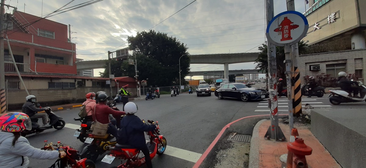 元旦連假湧車潮 楊梅警交通疏導措施出爐