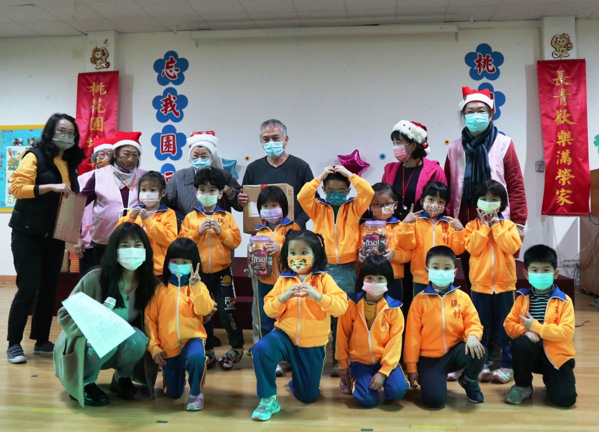 聖保祿醫院報佳音活動溫馨登場 萌娃特攻隊逗樂榮民長輩 I07