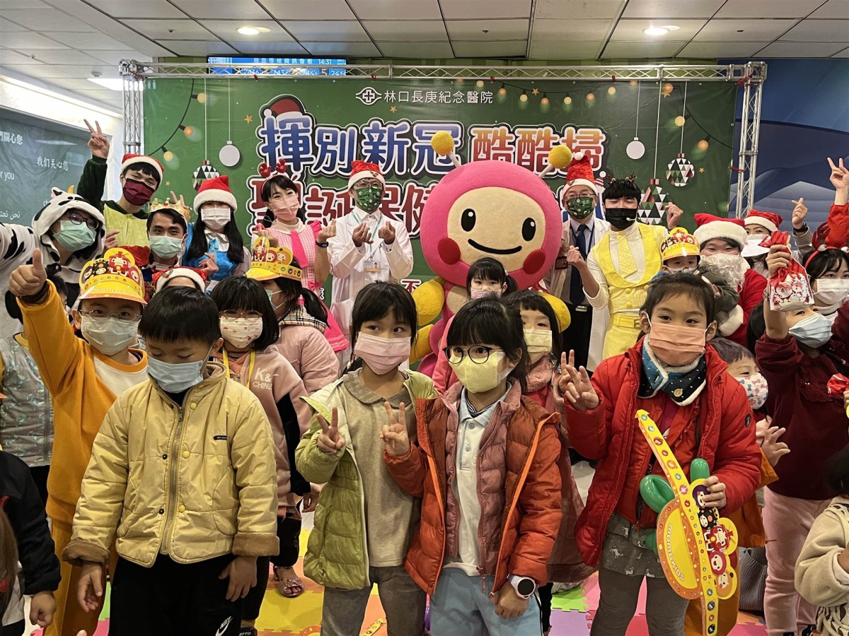 林口長庚聖誕趴傳授小兒新冠妙方 MOMO家族唱跳助陣 MOMO家族與現場幼童開心互動