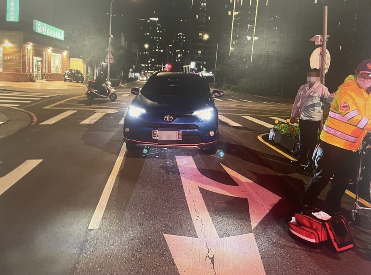 【有片】左轉車未禮讓行人 6旬婦遭撞倒地 S 102441000