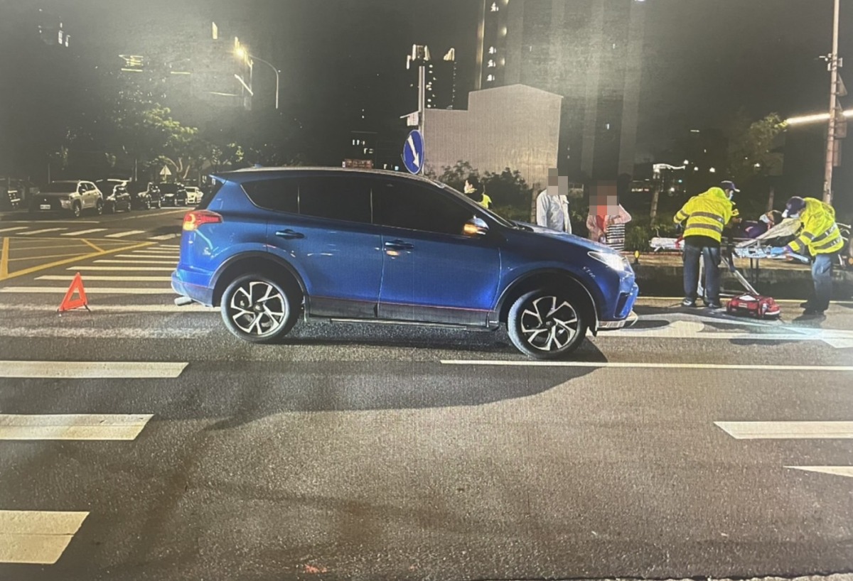 【有片】左轉車未禮讓行人 6旬婦遭撞倒地 S 102441002