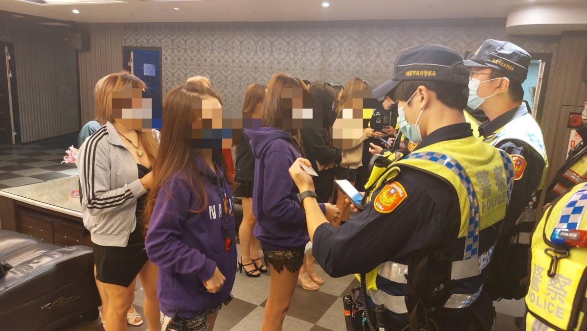 【有片】桃警全面威力掃蕩 分局長黃富村親帶隊擴大臨檢 S 113516553
