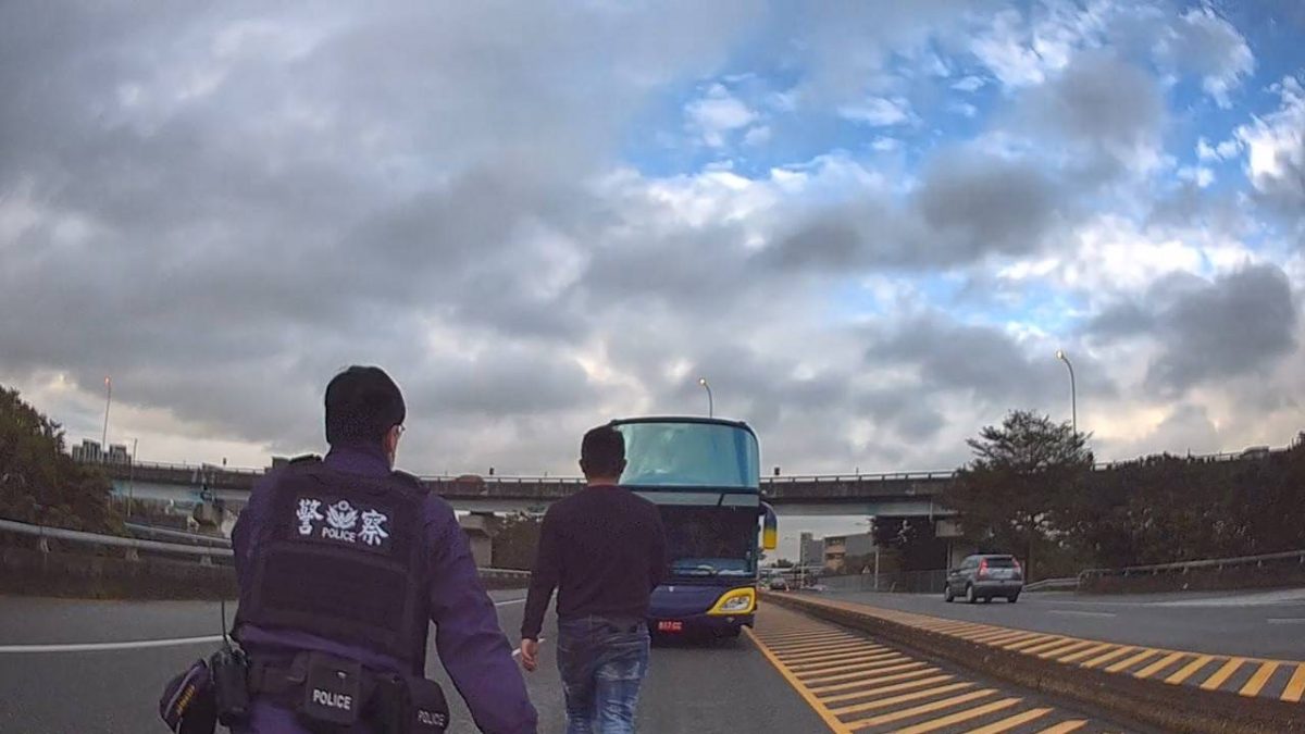 【有片】醉男2高交流道前攔車 脫序行為嚇壞來往車輛 S 113565741 scaled