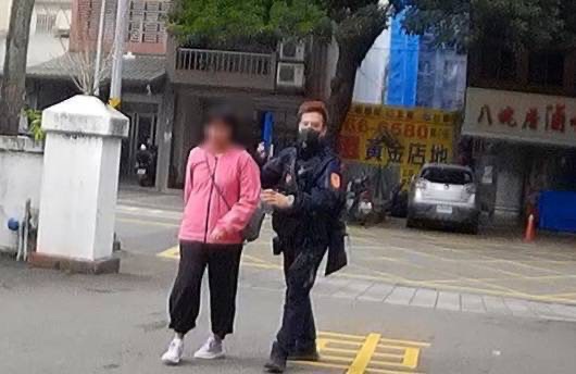 失智女迷途離家6公里 八德暖警助平安返家 S 113606663