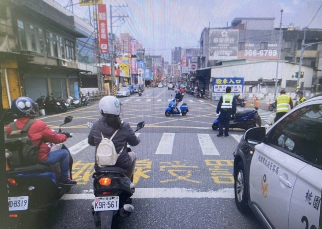 【有片】撞倒右轉機車騎士肇逃 家屬PO網求行車畫面緝兇 S 113614863