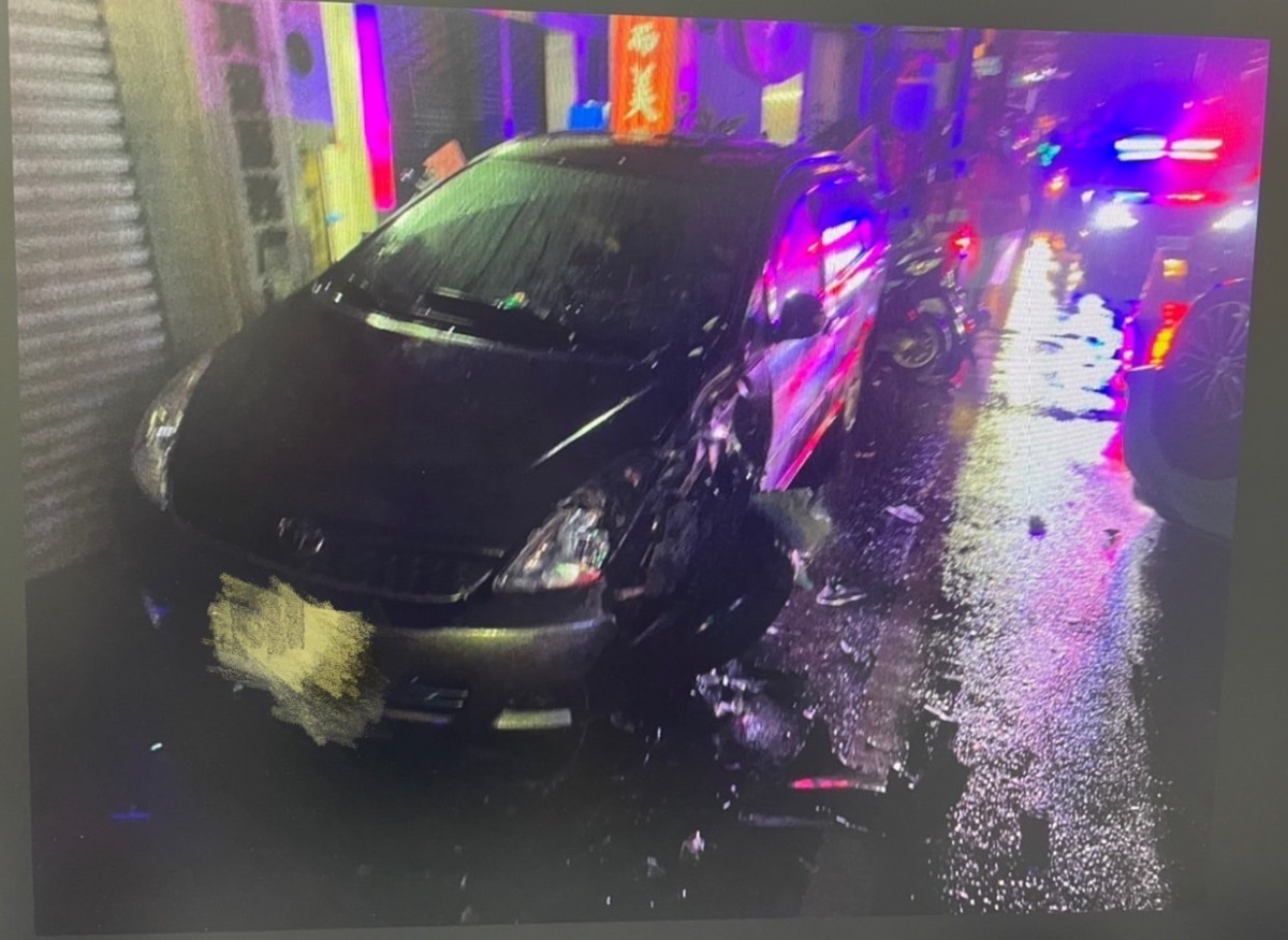 【有片】八德清晨酒駕自撞!駕駛自行脫困3車受波及 S 113770527