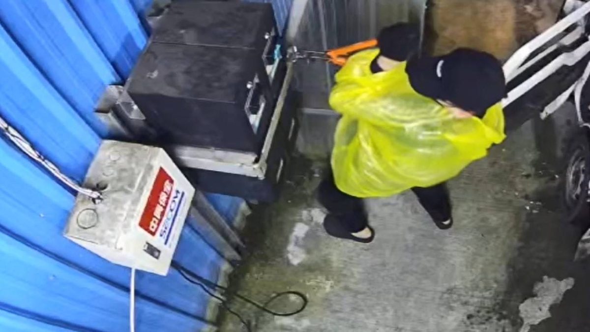 【有片】穿雨衣半夜洗車場撬兌幣機 偷兒犯行全都錄 S 113844241 scaled