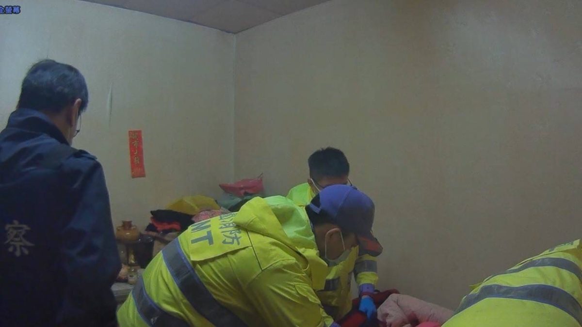 【有片】獨居女子身體不適倒家中2天 鄰居報警破窗助送醫 S 113893404 scaled