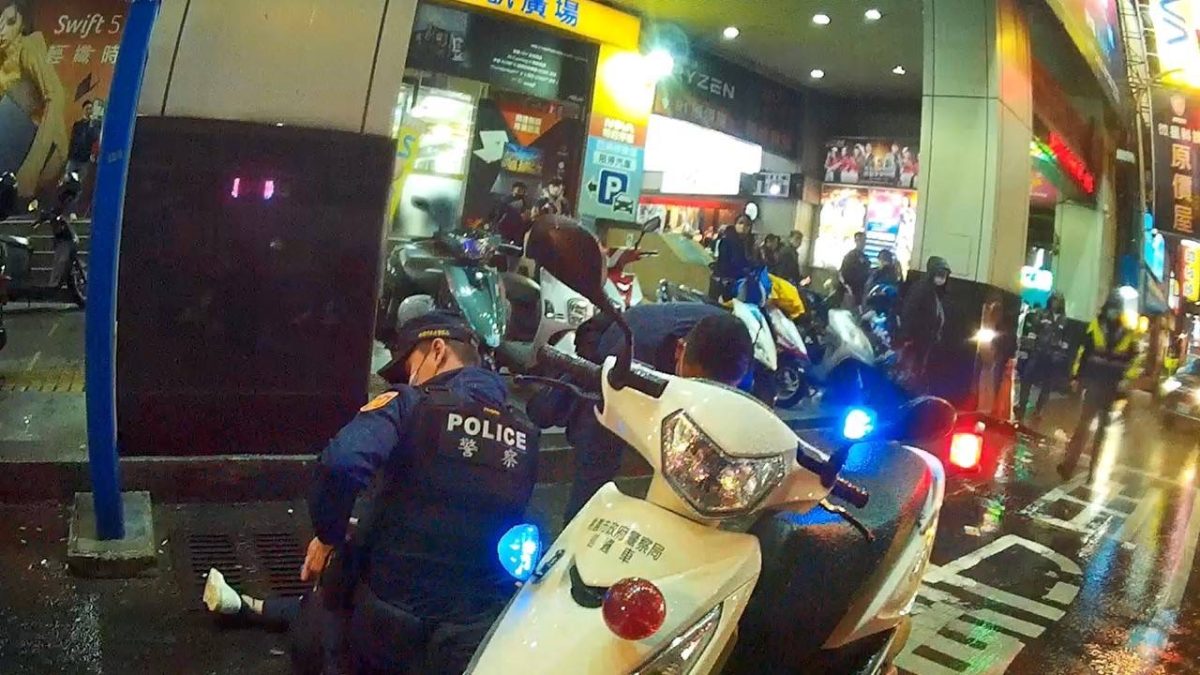 【有片】友人酒後搭車無端起爭執 嚇壞司機急報警 S 113918154 scaled