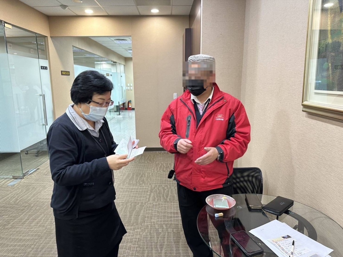詐騙磁鐵?男子以為沒錢就不會被騙警即時勸阻 S 113983963