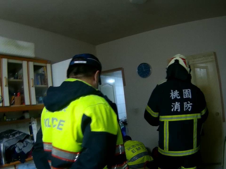 【有片】先生說完「我頭痛」失聯 妻急求助警消破門搶救 S 114057254