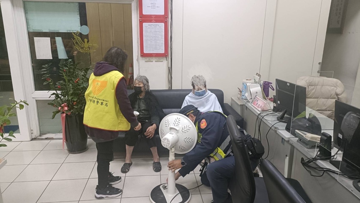 寒流來襲八德頻傳老人迷途 員警暖心助平安返家 S 114073618