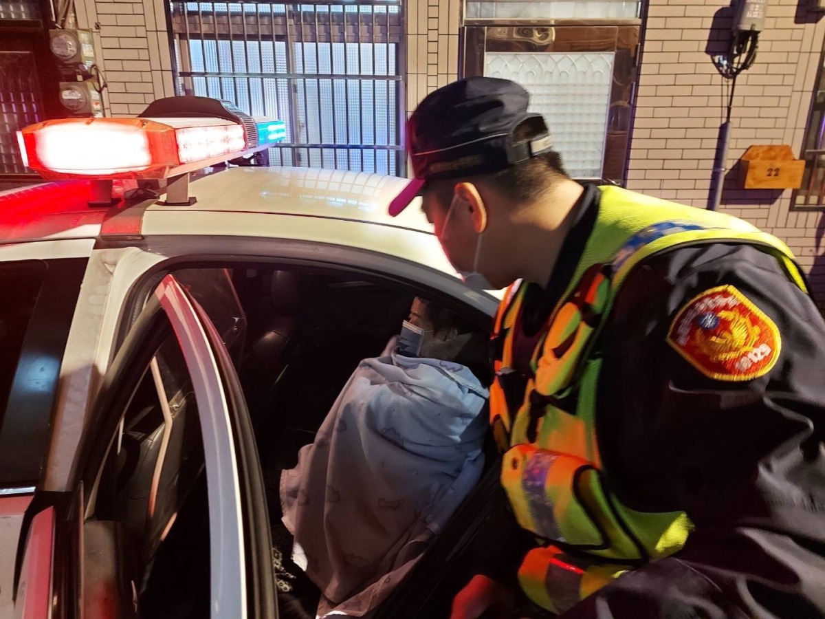 寒流來襲八德頻傳老人迷途 員警暖心助平安返家 S 114073619
