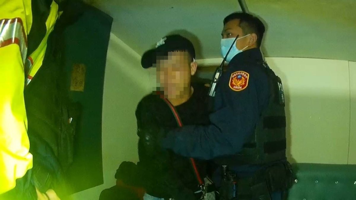 【有片】桃警平安夜威力掃蕩 舞廳密室逮8名失聯移工 S 114221062 scaled