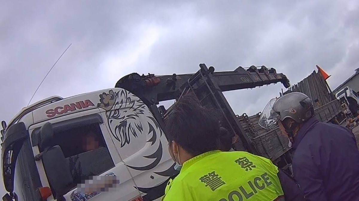 【有片】通緝男拒捕意圖開大車衝撞 桃警破窗噴辣椒水制伏 S 114376714 scaled