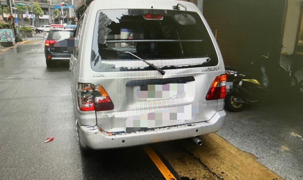 【有片】大貨車臨停忘拉手煞車倒退嚕 路邊車屁股遭撞凹 S 2097212