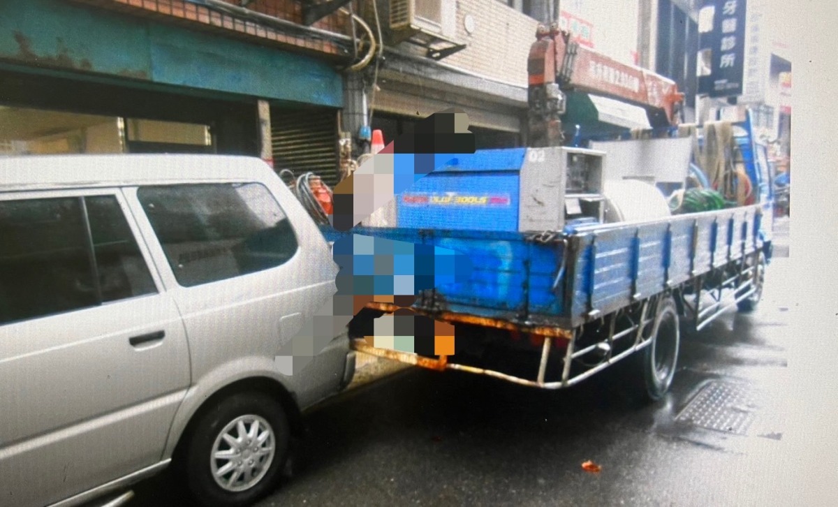 【有片】大貨車臨停忘拉手煞車倒退嚕 路邊車屁股遭撞凹 S 2097214