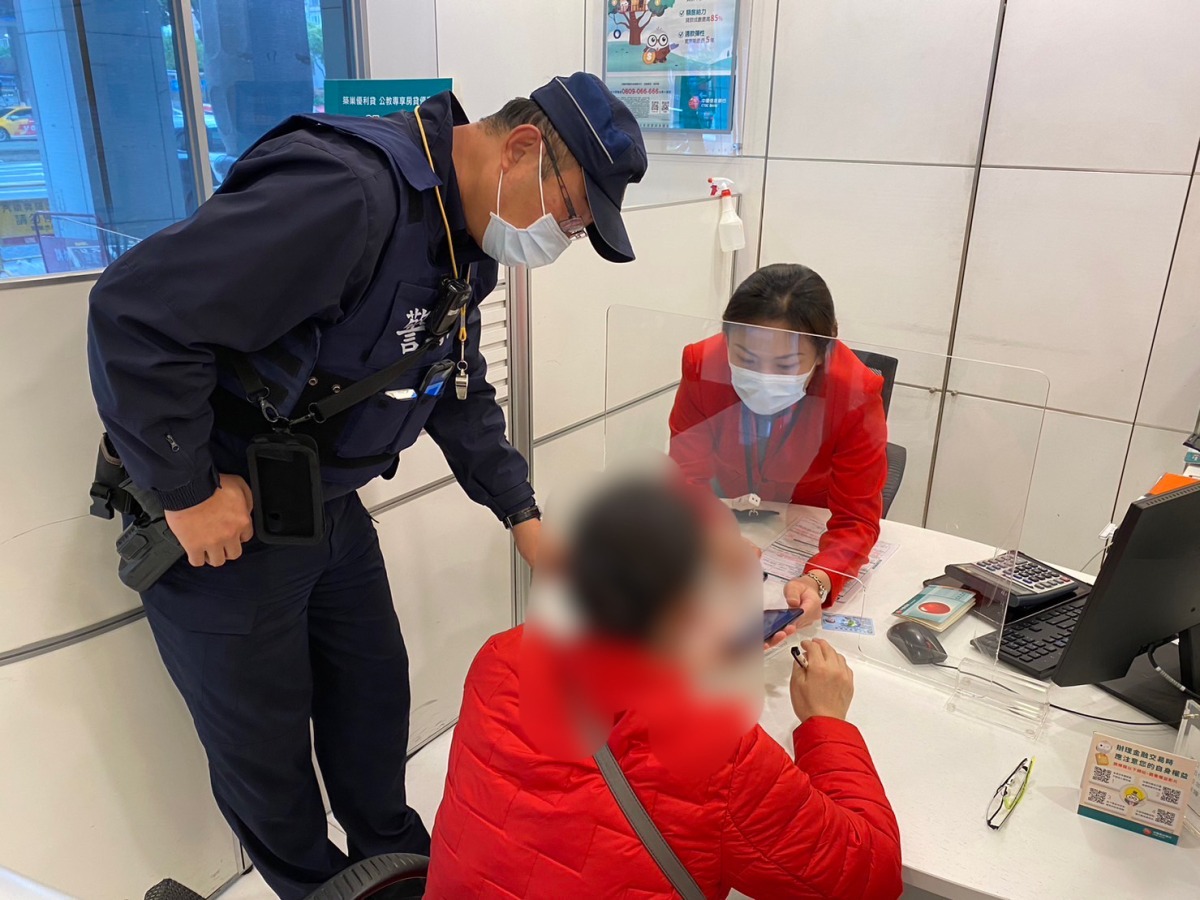 陸籍婦不敵網友甜言蜜語攻勢 龜山警成功阻詐1千美元 S 257851443