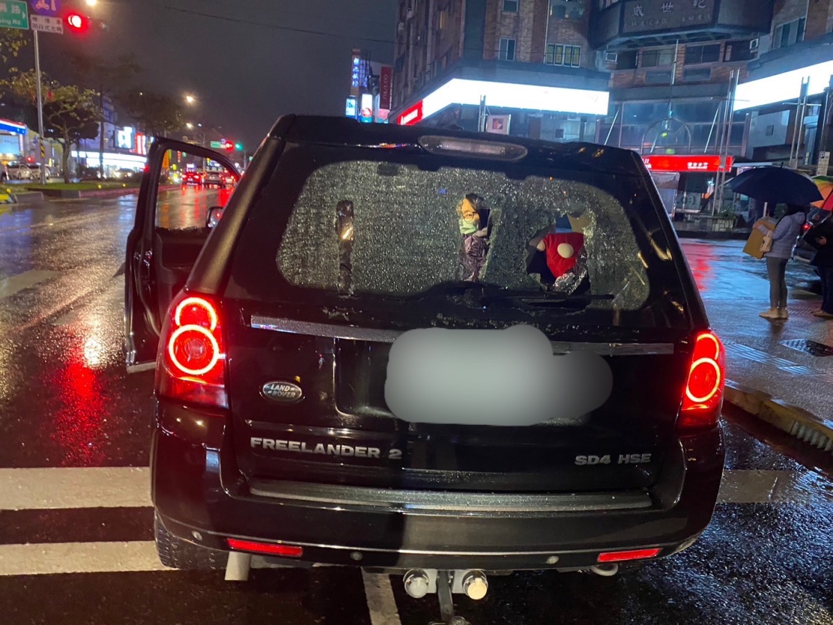 【有片】桃園酒駕男持扳手砸車 三字經幹譙辣椒水襲警 S 259743780