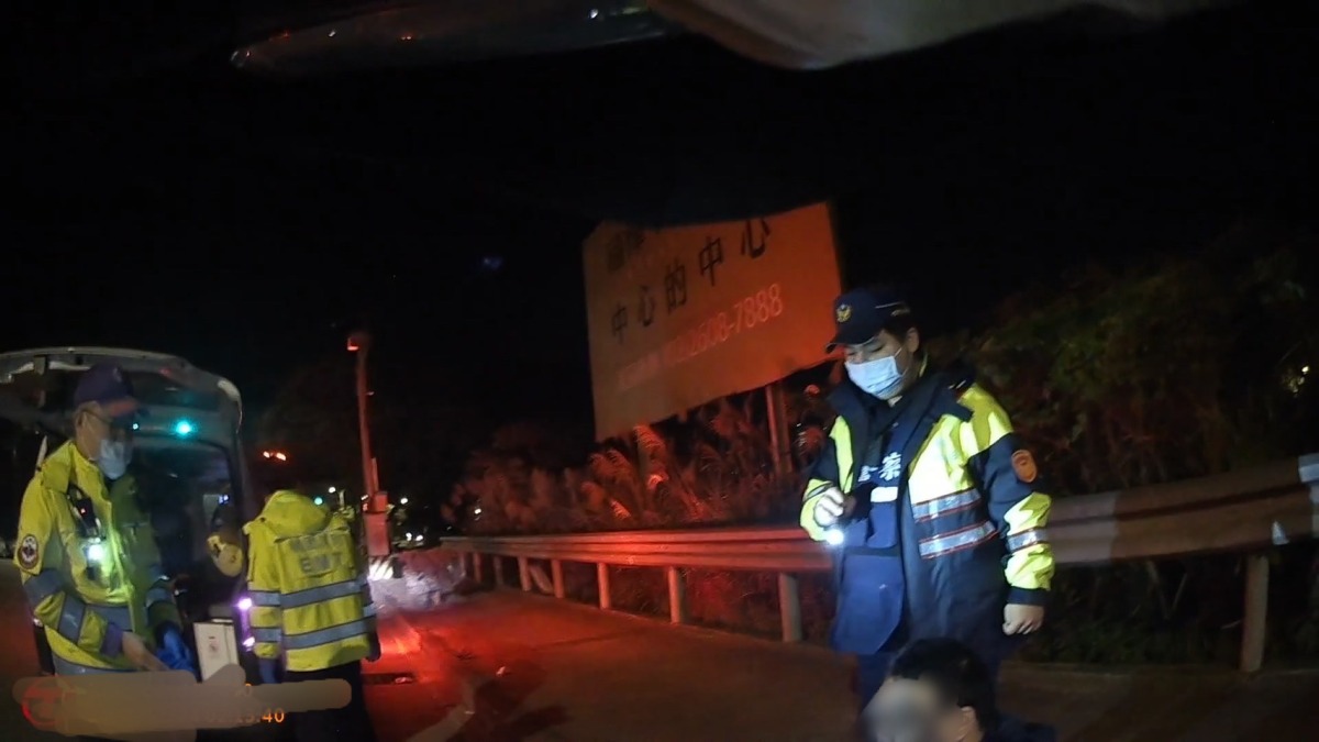 寒流遇機車拋錨 男子推車體力不支倒地 龜山警暖心救援 S 261373956