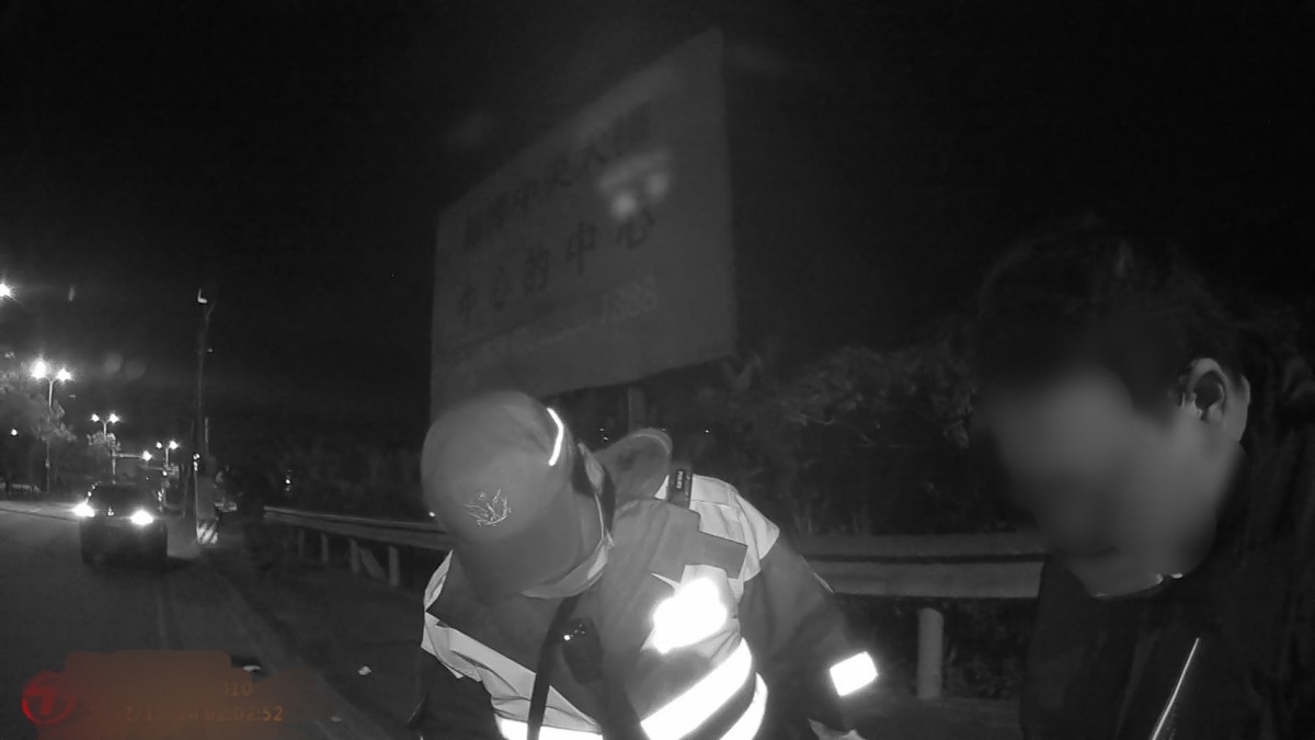 寒流遇機車拋錨 男子推車體力不支倒地 龜山警暖心救援 S 261373958