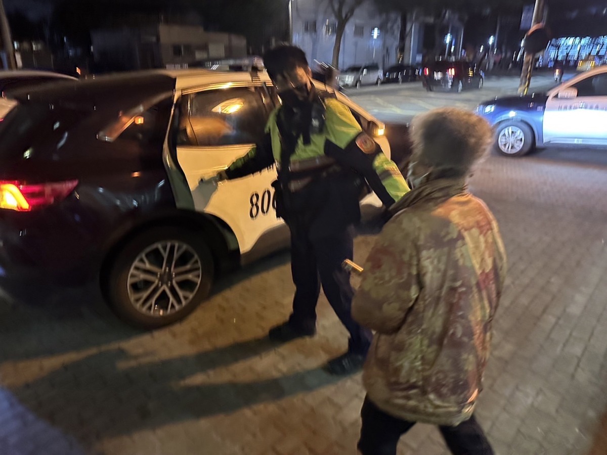 寒流夜2長輩走失!老翁流浪2日渾身發臭 龜山暖警助其返家 S 40239149