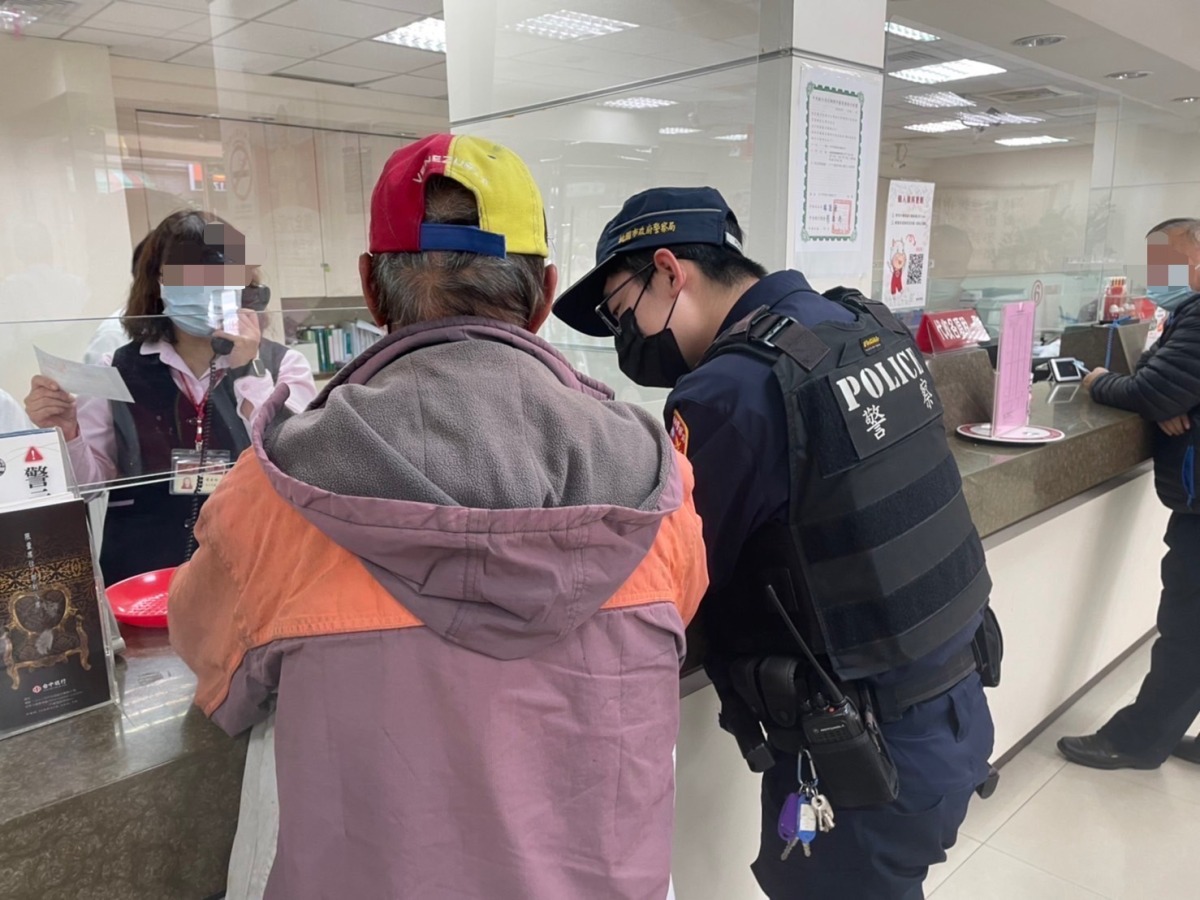老婆要借錢?楊梅警苦勸守住7旬翁8萬積蓄 S 6504696