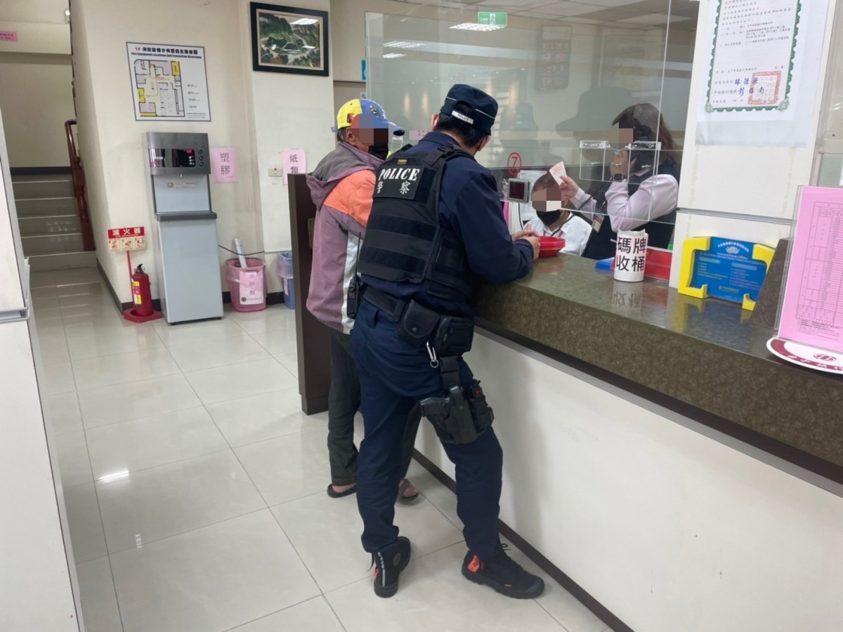 老婆要借錢?楊梅警苦勸守住7旬翁8萬積蓄 S 6504697
