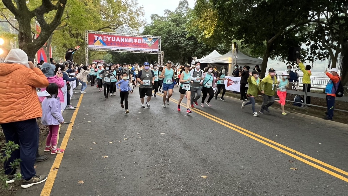 桃園體育局石門水庫楓半馬熱情登場 吸引6000跑友共襄盛舉 S 70950987