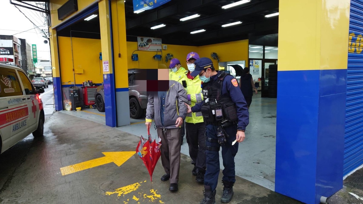 9旬翁迷途失措徘徊路邊 八德暖警助平安返家 S 8618007