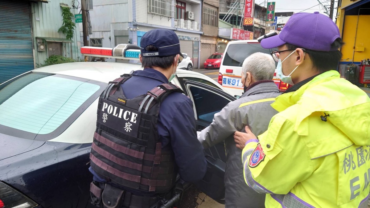 9旬翁迷途失措徘徊路邊 八德暖警助平安返家 S 8618010