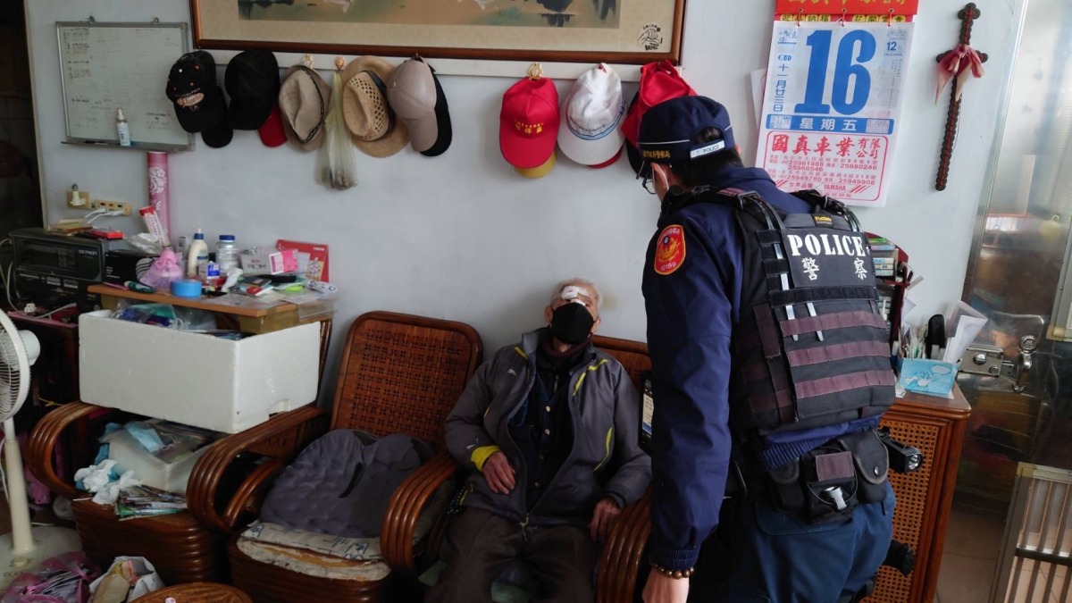 9旬翁迷途失措徘徊路邊 八德暖警助平安返家 S 8618014