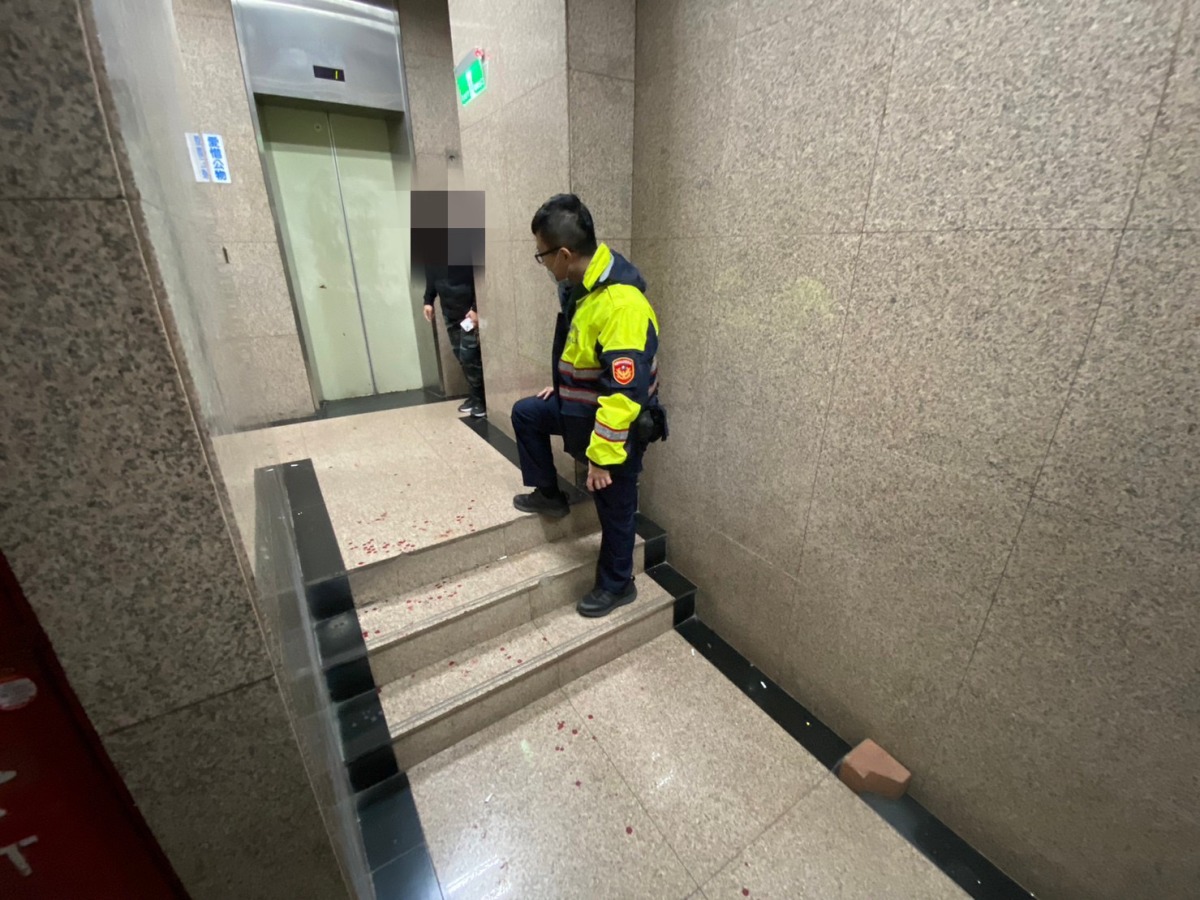 【有片】吃飯爆衝突!男持西瓜刀砍傷對方助陣友人 S 8970294