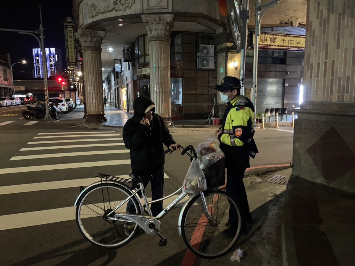 7旬翁寒夜買菜迷途 龜山警助其返家 S 90251295
