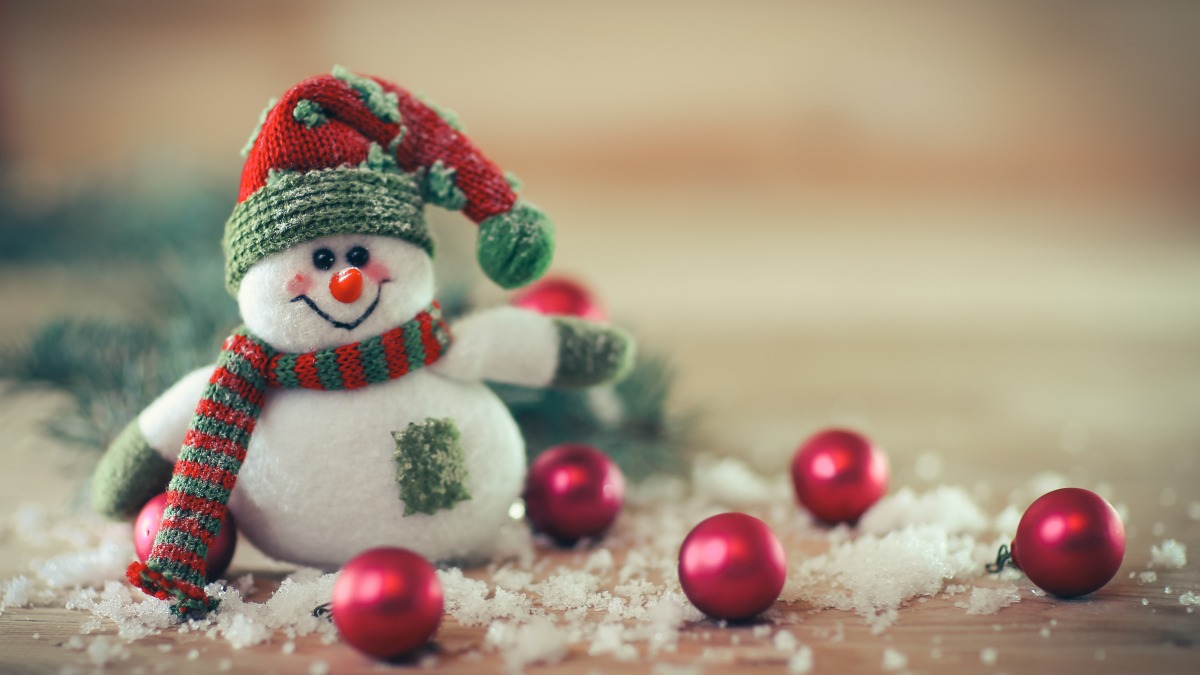 今清晨平地最低溫桃園大溪6.5度 一路冷到聖誕節 christmas card toy snowman festive background