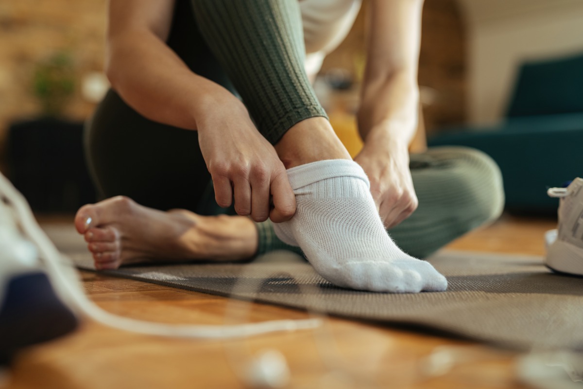 睡覺手腳冰冷卻滿身汗恐是氣虛 補氣養血就靠這幾招 closeup sportswoman wearing white socks while preparing workout home