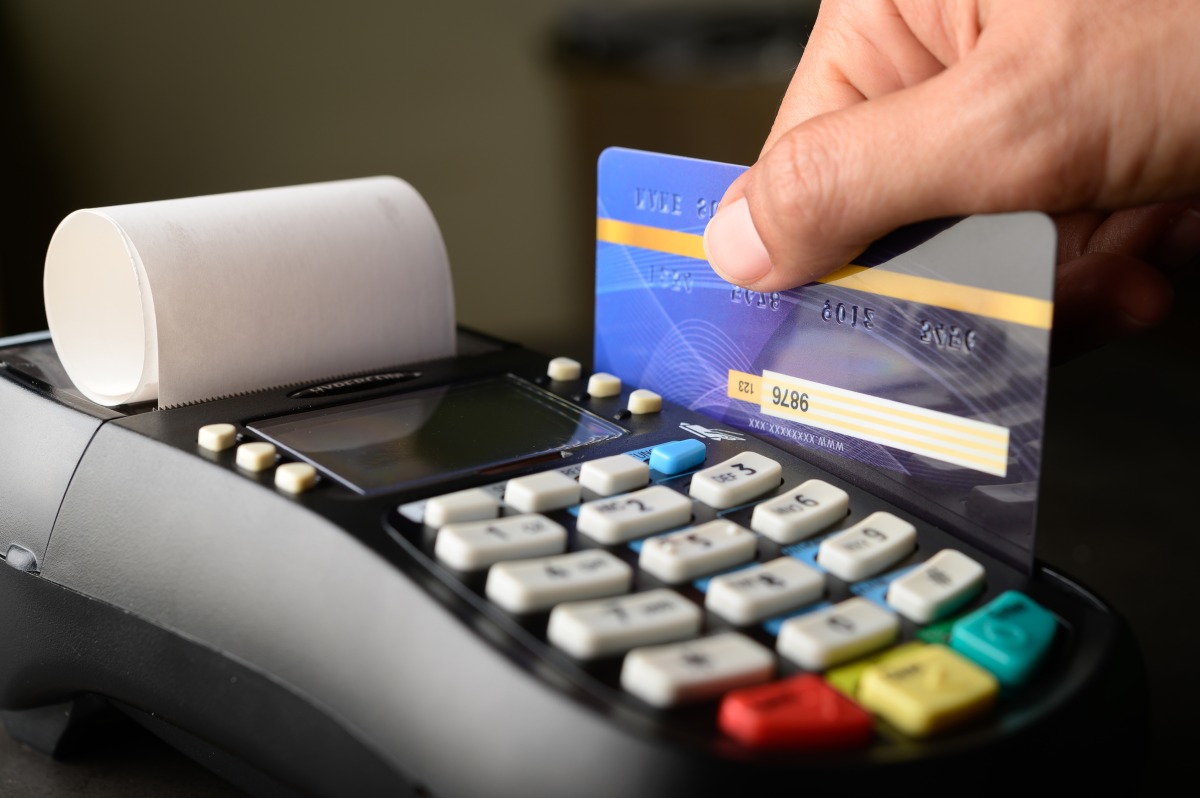 民法下修成年年齡 元旦起18歲辦門號、開戶不須父母陪同 credit card payment buy sell products service