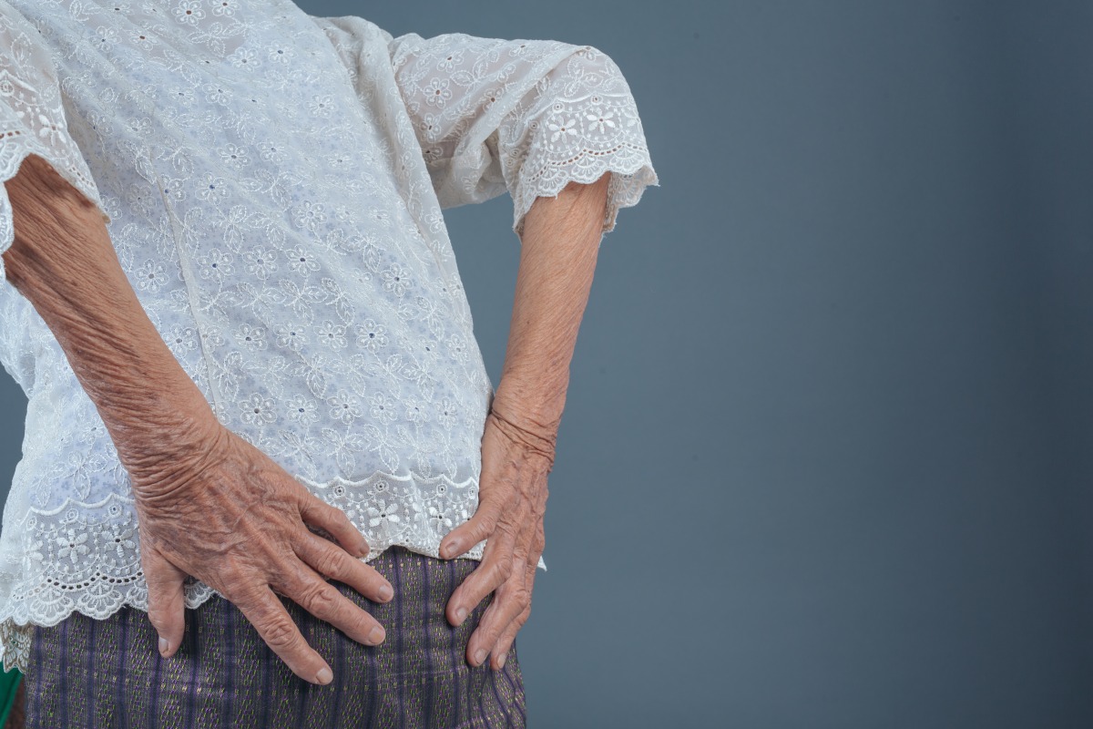 老婦嚴重骨鬆頻跌倒骨折 樂生醫選用這藥物改善 elderly women with pain