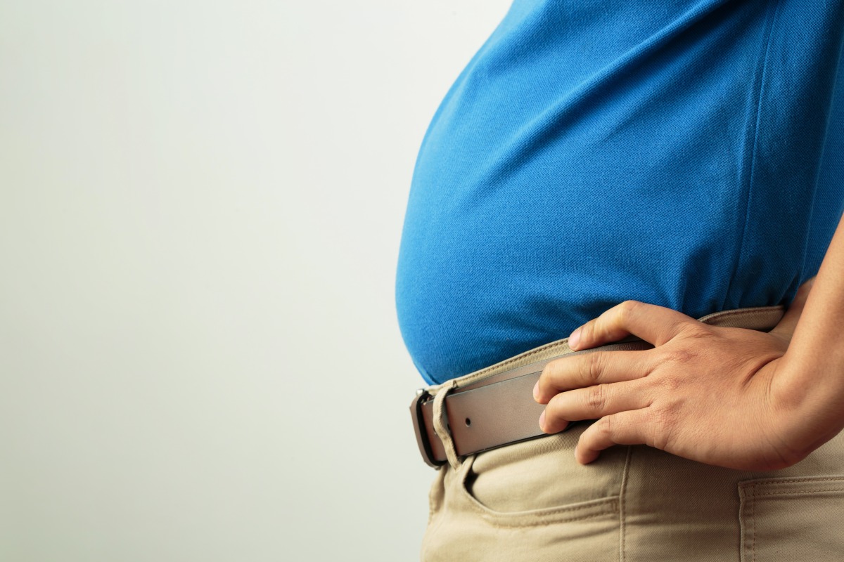 年滿40免費健檢 遠離無形健康殺手 fat man has excess fat he is dieting losing weight