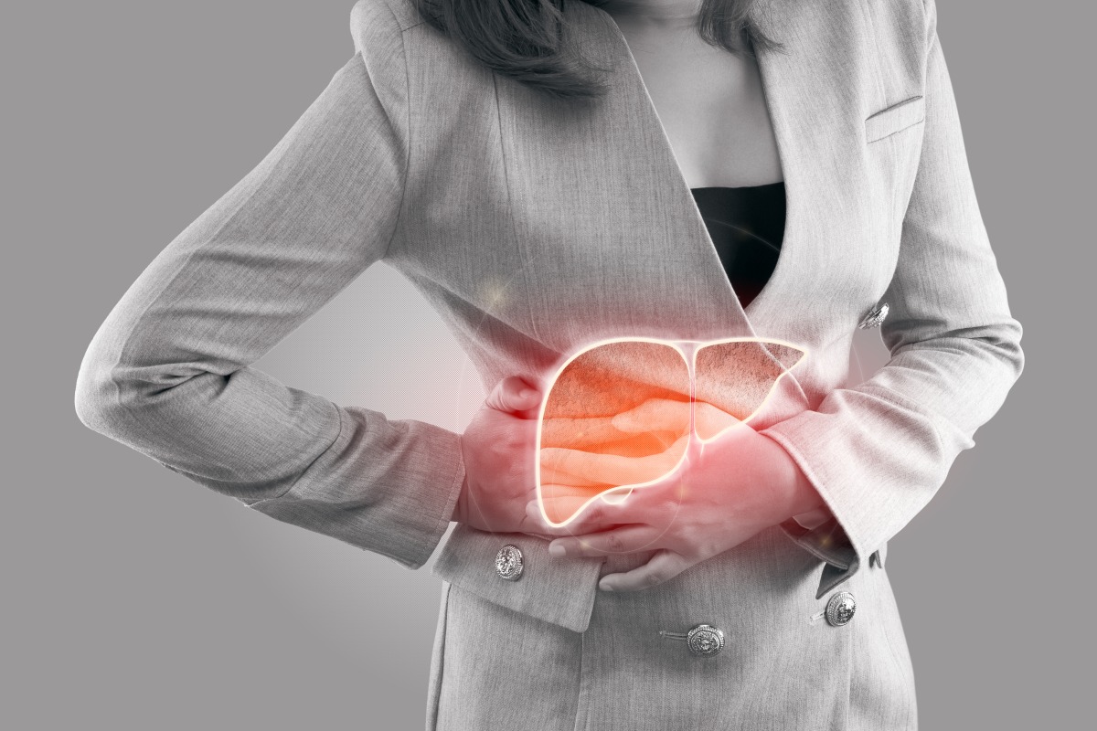 去年逾7千國人死於肝癌 改變生活習慣遠離脂肪肝 illustration liver woman s body against gray background hepatitis concept with healthcare medicine
