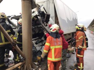 大園死亡車禍！疑大貨車失控自撞分隔島喪命
